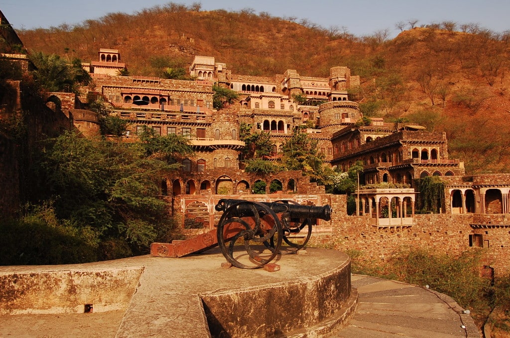 Neemrana_Fort_and_the_Palace_Hotel via Wikimedia Commons