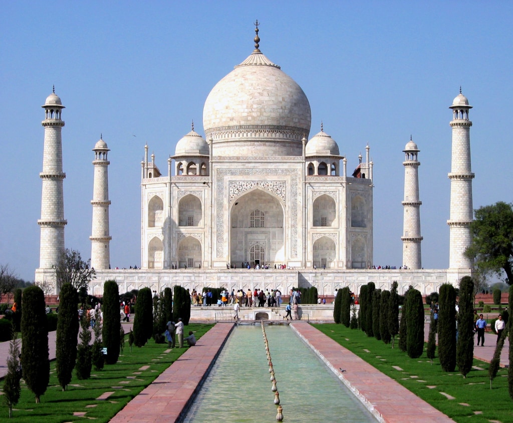 Taj_Mahal_in_March_Wikimedia